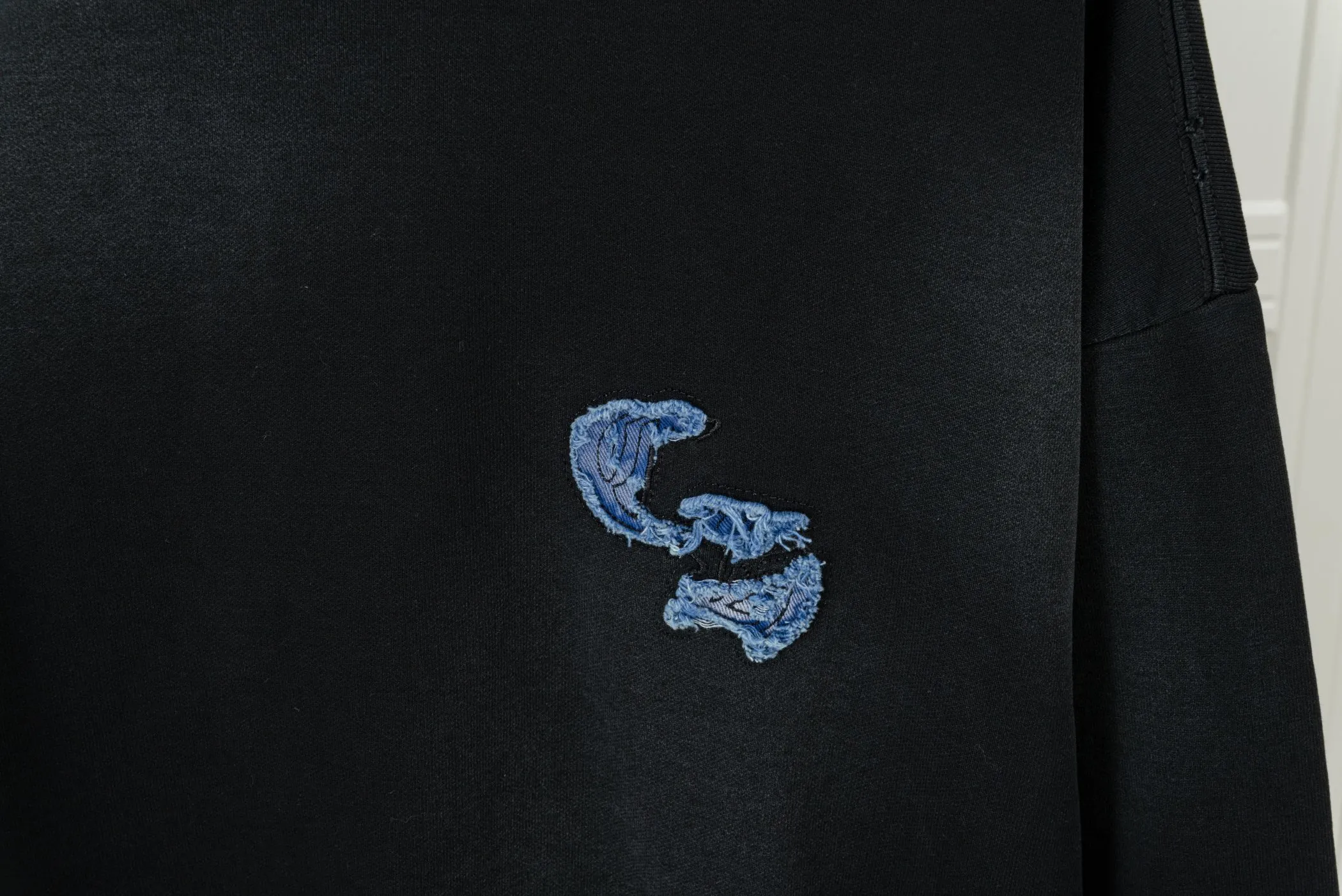 P310 CHROME HEARTS Hooded Sweatshirt - Size: XS, S, M, L - Color: Navy blue, white, black. Made of comfortable and skin-friendly fabrics, it feels unrestricted when worn. The details are finely crafted and the colors are harmonious. The back is embroidered with classic Crocodile heart elements, making it highly recognizable and trendy. Strictly controlled from material selection to production, it is a dazzling item that highlights personality and quality and interprets trendy attitude.